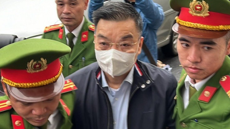 Ông Chu Ngọc Anh bị dẫn giải tới phiên tòa Việt Á. Ảnh: CTV