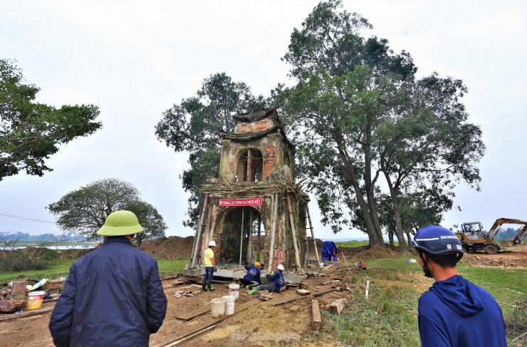 Tận thấy 'thần đèn' di dời cổng đền 200 năm tuổi ở Hà Tĩnh - 1