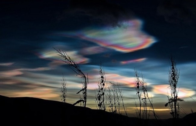 Bức ảnh khiến người xem có cảm giác như cực quang đan xen vào những đám mây.
