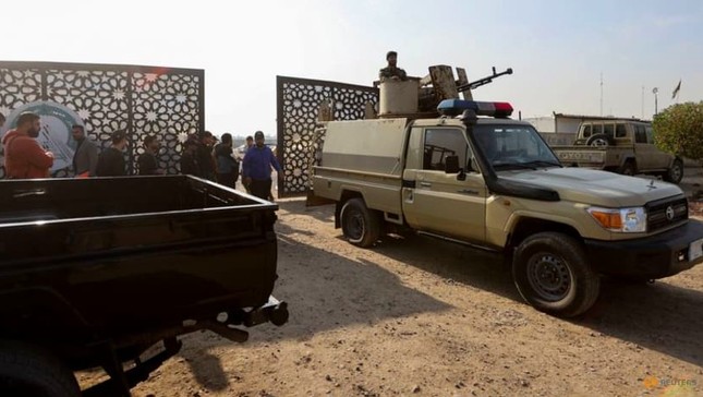Các thành viên của nhóm vũ trang người Shi'ite ở Iraq ngồi trên xe sau cuộc tấn công bằng máy bay không người lái vào trụ sở dân quân được Iran hậu thuẫn ở Baghdad, Iraq, ngày 4/1. (Ảnh: Reuters)