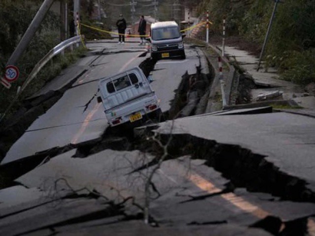 Hết động đất lại cháy lớn, Nhật Bản đối mặt tiếp mưa to và lở đất
