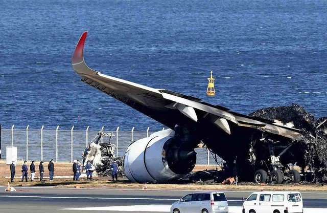 Các nhà điều tra kiểm tra mảnh vỡ của máy bay Japan Airlines tại sân bay Haneda ở Tokyo hôm 5-1. Ảnh: The Yomiuri Shimbun