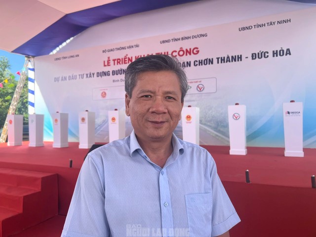 Ông Nguyễn Tấn Tài, Giám đốc Sở GTVT tỉnh Tây Ninh, trao đổi với phóng viên Báo Người Lao Động tại sự kiện khởi công trở lại đường Hồ Chí Minh đoạn Chơn Thành - Đức Hòa ngày 18-11