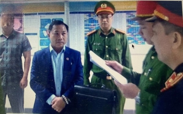 Thời điểm Công an tỉnh Thái Bình đọc lệnh bắt tạm giam ông Lưu Bình Nhưỡng.Ảnh CA