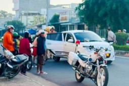 Tin tức trong ngày - Hai CSGT kịp thời giúp sản phụ đang chuyển dạ bên đường
