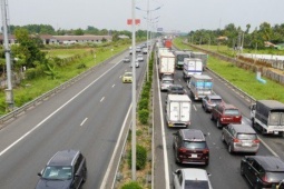 Tin tức trong ngày - Ô tô tông liên hoàn, cao tốc TP.HCM - Trung Lương ùn tắc dài 3km