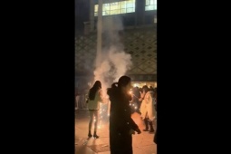 Phi thường - kỳ quặc - Pháo hoa rơi xuống cống, lửa bốc lên cao hơn 2m