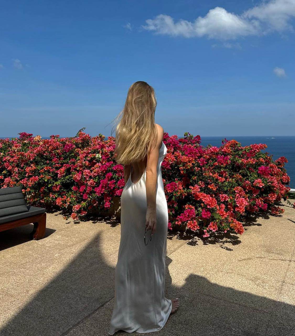Rosie Huntington-Whiteley khoe rãnh lưng sâu hút với váy lụa trong chuyến nghỉ dưỡng ở Phuket thời gian gần đây.