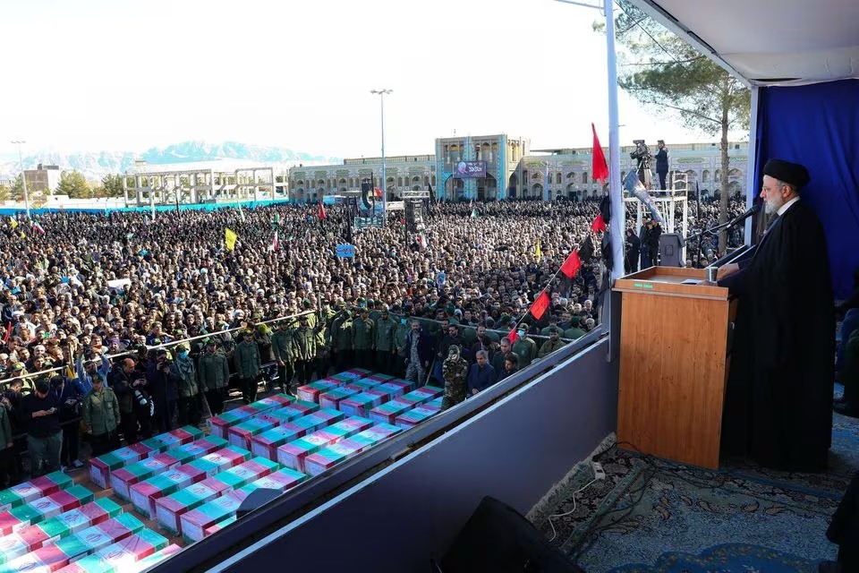 Tổng thống Iran Ebrahim Raisi&nbsp;phát biểu trước quan tài của nhiều nạn nhân trong vụ nổ hôm 3/1 (ảnh: Reuters)