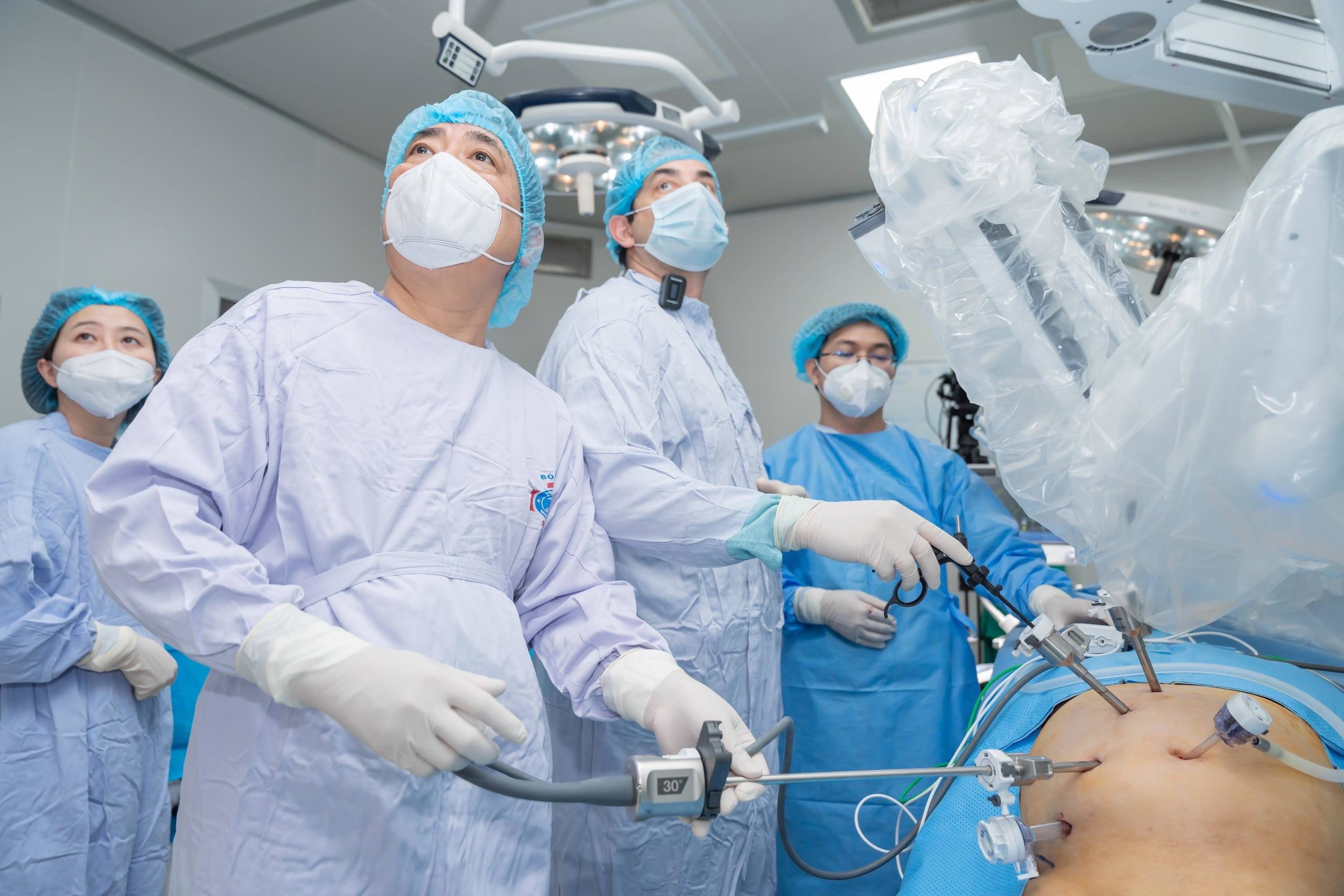 Các chuyên gia phẫu thuật nội soi robot cho bệnh nhân.
