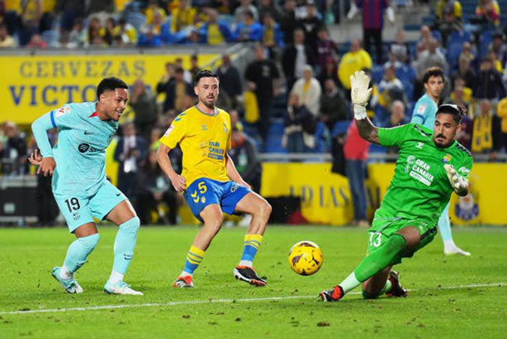 Vitor Roque bỏ lỡ trước cầu môn Las Palmas trong ngày ra mắt Barcelona
