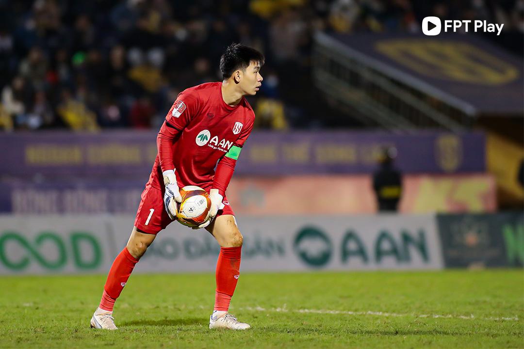 Văn Việt hiện là lựa chọn hàng đầu trong khung gỗ của SLNA. (Ảnh: FPT Play)