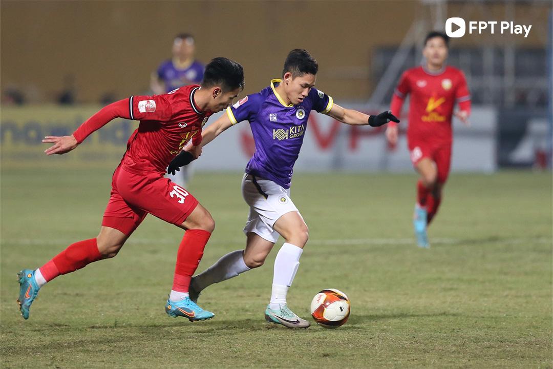 Hai Long (áo tím) có lối đá khéo léo tương tự như Quang Hải. (Ảnh: FPT Play)