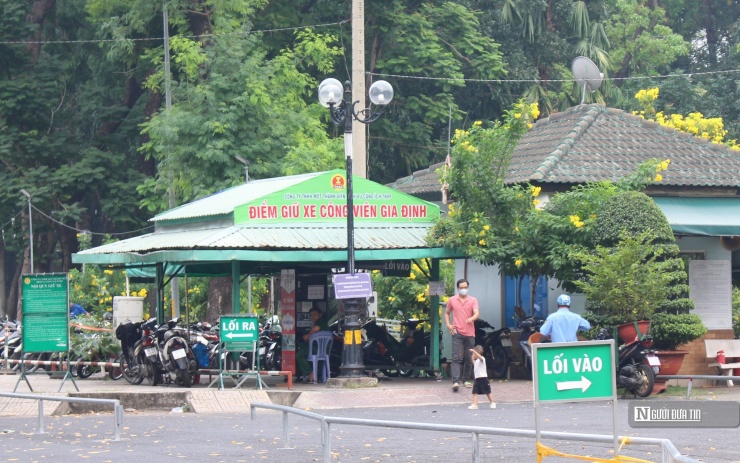 Lý giải về nguyên nhân dẫn đến tình trạng công viên không có bãi trông giữ xe, Trung tâm Quản lý Hạ tầng kỹ thuật (thuộc Sở Xây dựng Tp.HCM) cho biết việc đấu thầu lựa chọn nhà thầu gặp khó khăn. Giá thuê đất cao và có xu hướng tăng qua hằng năm mà giá trông giữ xe không thay đổi.&nbsp;