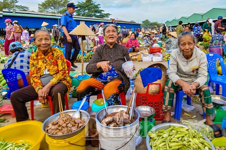 Buổi sớm xôn xao ở ngôi chợ quê bên sông Cái Nhúc - 9