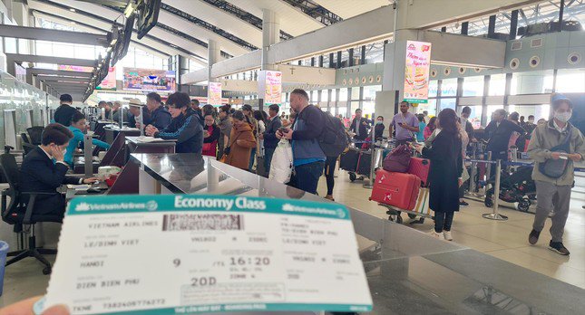 Giá vé máy bay dịp Tết Nguyên đán vẫn neo ở mức cao Ảnh: H.Việt