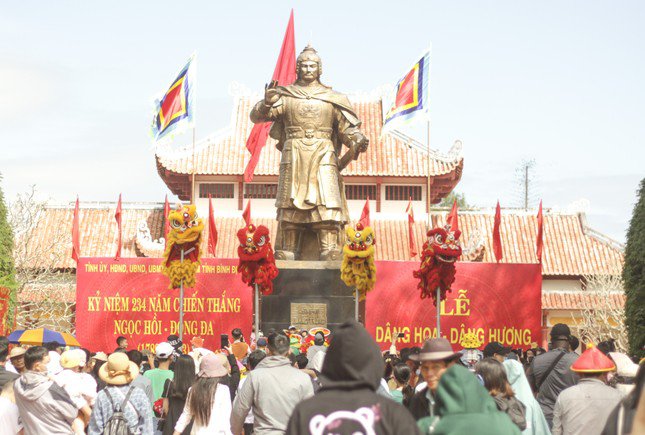 Dòng người đổ về dự lễ kỷ niệm 234 năm Chiến thắng Ngọc Hồi - Đống Đa. (Ảnh: Trương Định)