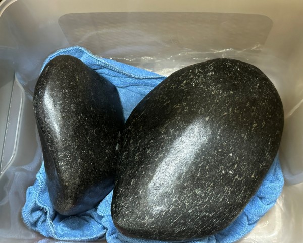 Hô biến cục đá dởm thành “đá hủy diệt kim loại” để bán giá 2,1 tỷ đồng - 1