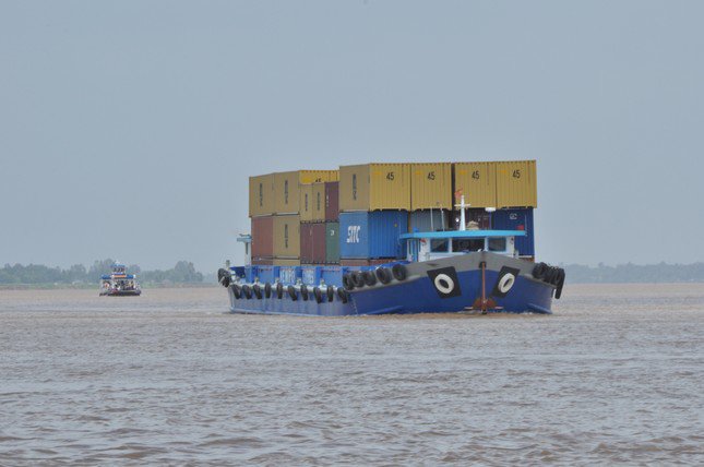 Tàu chở hàng hóa tại Đồng bằng sông Cửu Long. Ảnh: Hòa Hội