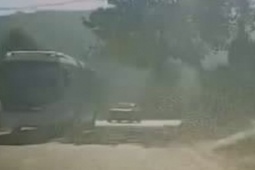 Tin tức trong ngày - Clip: Lái xe khách chạy ẩu khiến 2 ô tô "đứng hình", tài xế bị chê trách coi thường tính mạng