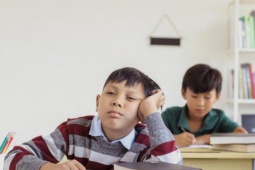 Cha mẹ đều là thạc sĩ ưu tú nhưng con không hứng thú với việc học, đứng cuối lớp, nguyên nhân khiến phụ huynh khác cũng phải giật mình