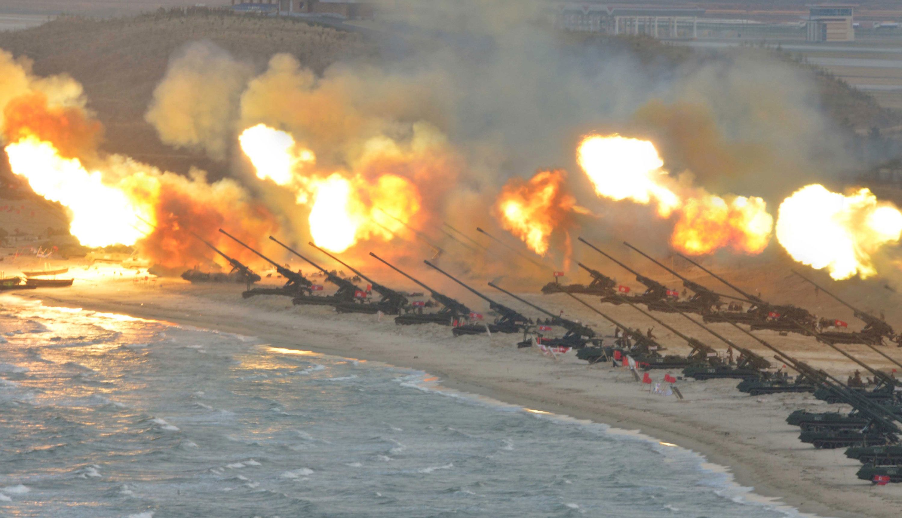 Một cuộc tập trận pháo binh Triều Tiên ở vùng ven biển.