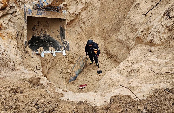 Máy xúc đào được đầu đạn tên lửa ở Kiev.