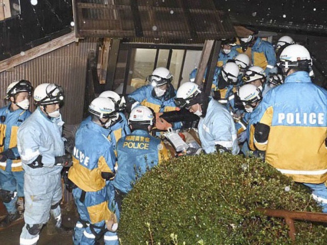 Phi thường - kỳ quặc - Cụ bà 90 tuổi được cứu sau 5 ngày kẹt dưới căn nhà sập do động đất