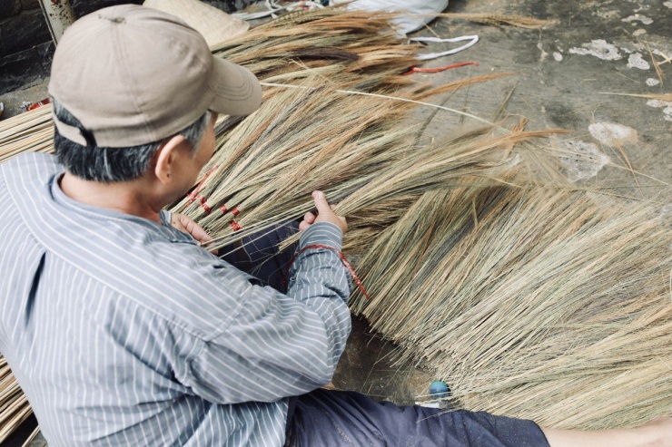 Nguyên liệu chính làm chổi là cây đót, cây đót được thu mua vào đầu tháng giêng đến tháng hai âm lịch ở các tỉnh Tây Nguyên như Kom Tum, Gia Lai vì mỗi năm chỉ nở một lần vào tháng này. Ảnh: DI LINH