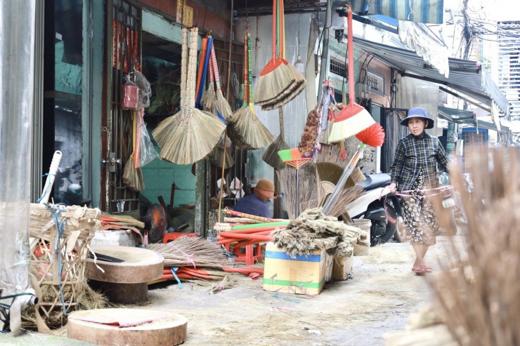 Ghi nhận của PLO tại con hẻm Phạm Văn Chí (phường 4, quận 6, TP.HCM), những ngày này làng chổi đót đang tất bật vào vụ Tết. Đây là thời điểm bận rộn nhất của các gia đình còn theo nghề làm chổi thủ công tại đây. Ảnh: DI LINH