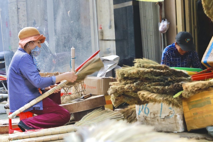 Làng chổi đót hầu như không có sự xuất hiện của máy móc, nếu như các làng nghề khác được thay thế làm bằng máy thì đối với làm chổi đót tất cả các công đoạn phải làm bằng đôi tay của người thợ. Ảnh: DI LINH