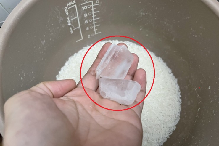Mẹo hay bỏ 2 viên đá vào nồi cơm sẽ giúp cơm thơm ngon hơn. Bởi đá lạnh sẽ trì hoãn thời gian hấp thu nước của gạo.