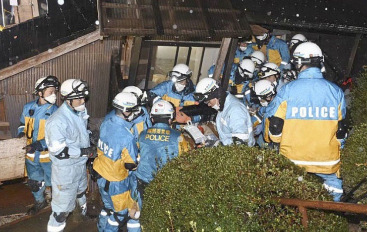 Lực lượng cứu hộ giải cứu cụ bà hơn 90 tuổi bị mắc kẹt do động đất ở TP Suzu, tỉnh Ishikawa (Nhật). Ảnh: KYODO