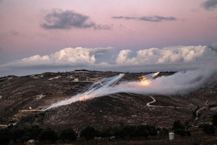 Hỏa lực pháo binh của Israel tấn công vào những ngọn đồi gần ngoại ô thị trấn biên giới Odaisseh ở miền nam Lebanon hồi tháng 11-2023. Ảnh: Hasan Fneich/AFP