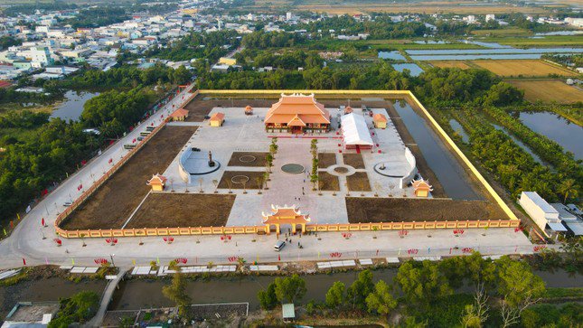 Toàn cảnh Khu chứng tích chiến tranh rừng tràm Bang Biện Phú và Đền thờ anh hùng liệt sĩ, người có công ở huyện Vĩnh Thuận.