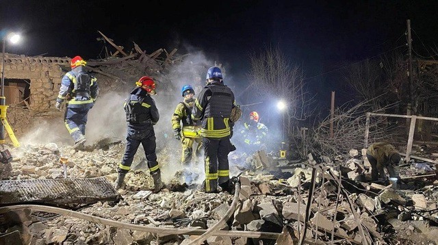 Công tác cứu hộ ở TP Pokrovsk, phía Đông Ukraine, sau cuộc tấn công bằng tên lửa của Nga ngày 6-1. Ảnh: Reuters