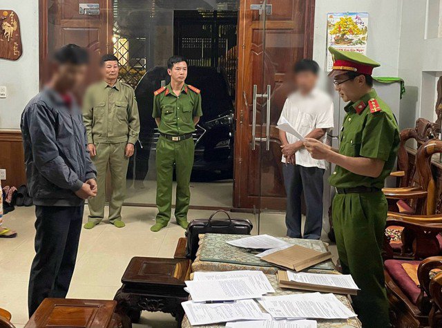 Ông Đặng Bá Hiệp (mặc áo khoác, nguyên Trưởng phòng Giáo dục và đào tạo huyện Đắk R'lấp) bị khởi tố