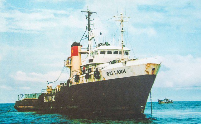 Tàu Đại Lãnh tham gia trục vớt cổ vật vào năm 2002.