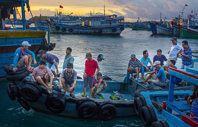 Ngư dân ở đảo Phú Quý giờ đây đã không còn quá lo lắng chuyện rạn Lớn, vì tàu có thiết bị định vị và công suất máy lớn. Ảnh: Văn Chương.