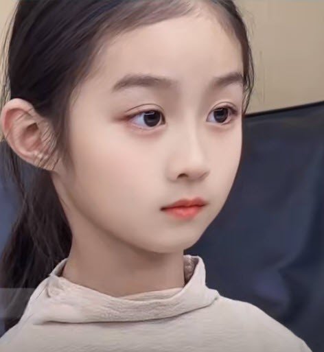 Một số hình ảnh đời thường của bé gái được chia sẻ sau đó.