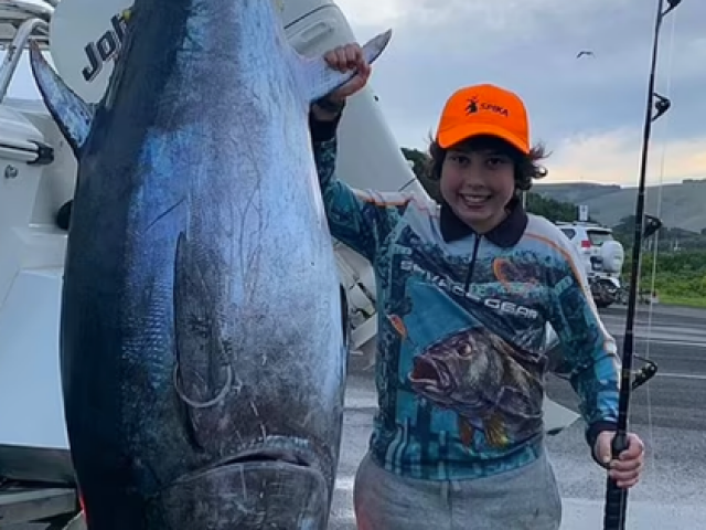 Cậu bé 11 tuổi câu được cá ngừ nặng gần 117 kg