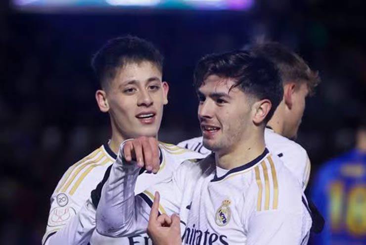 Dàn cầu thủ nhiều dự bị trẻ của Real Madrid phải chờ sang hiệp 2 mới hạ được đối thủ đá ở giải hạng Tư