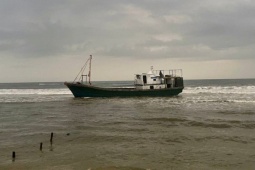 Tin tức trong ngày - Bên trong chiếc "tàu ma" xuất hiện ở bờ biển Quảng Trị lúc rạng sáng