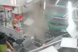 Tin tức trong ngày - Kinh hoàng khoảnh khắc xe tải lao vào quán tóc sau khi đánh lái tránh xe máy