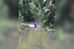 Xe máy - Xe đạp - Clip: Honda Dream phiên bản tàu ngầm lội nước cực đỉnh