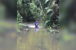 Xe máy - Xe đạp - Clip: Honda Dream phiên bản tàu ngầm lội nước cực đỉnh