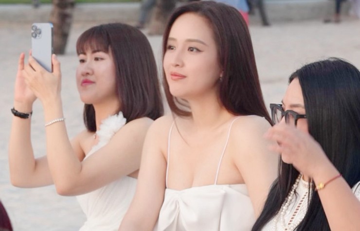 Mới đây, loạt hình ảnh Mai Phương Thúy diện váy hai dây tham dự lễ cưới của Vân Hugo ở Phú Quốc được chia sẻ nhiều trên mạng xã hội, nhận được nhiều sự quan tâm của cộng đồng mạng.
