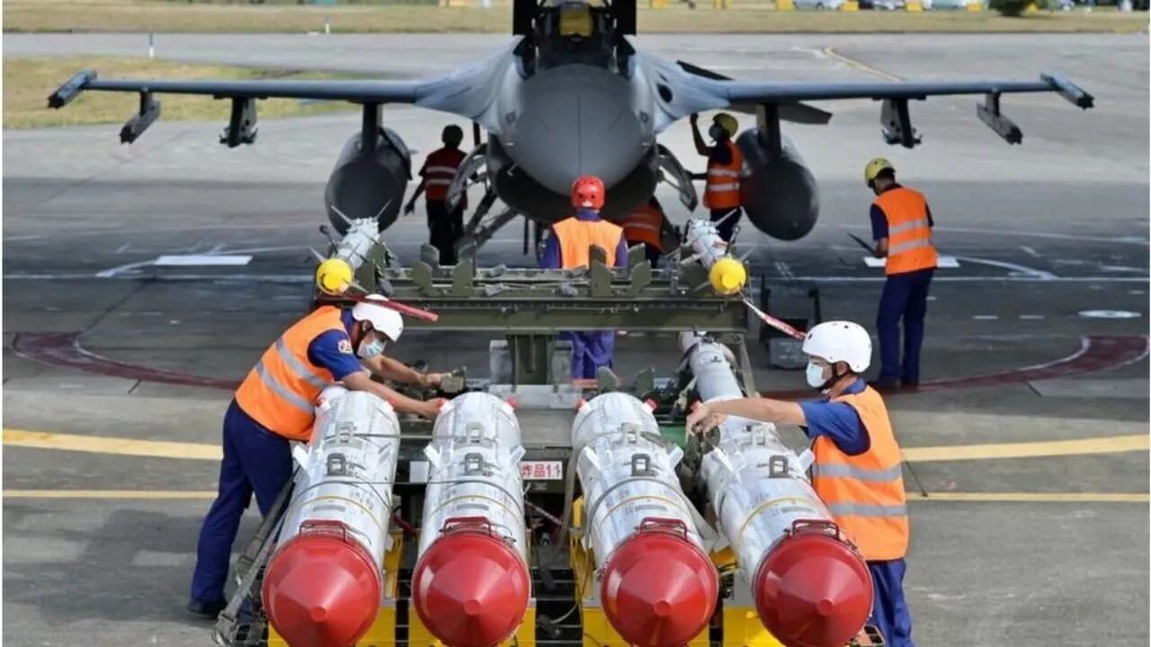 Tên lửa được gắn vào chiến đấu cơ F-16 của Đài Loan (ảnh: Reuters)