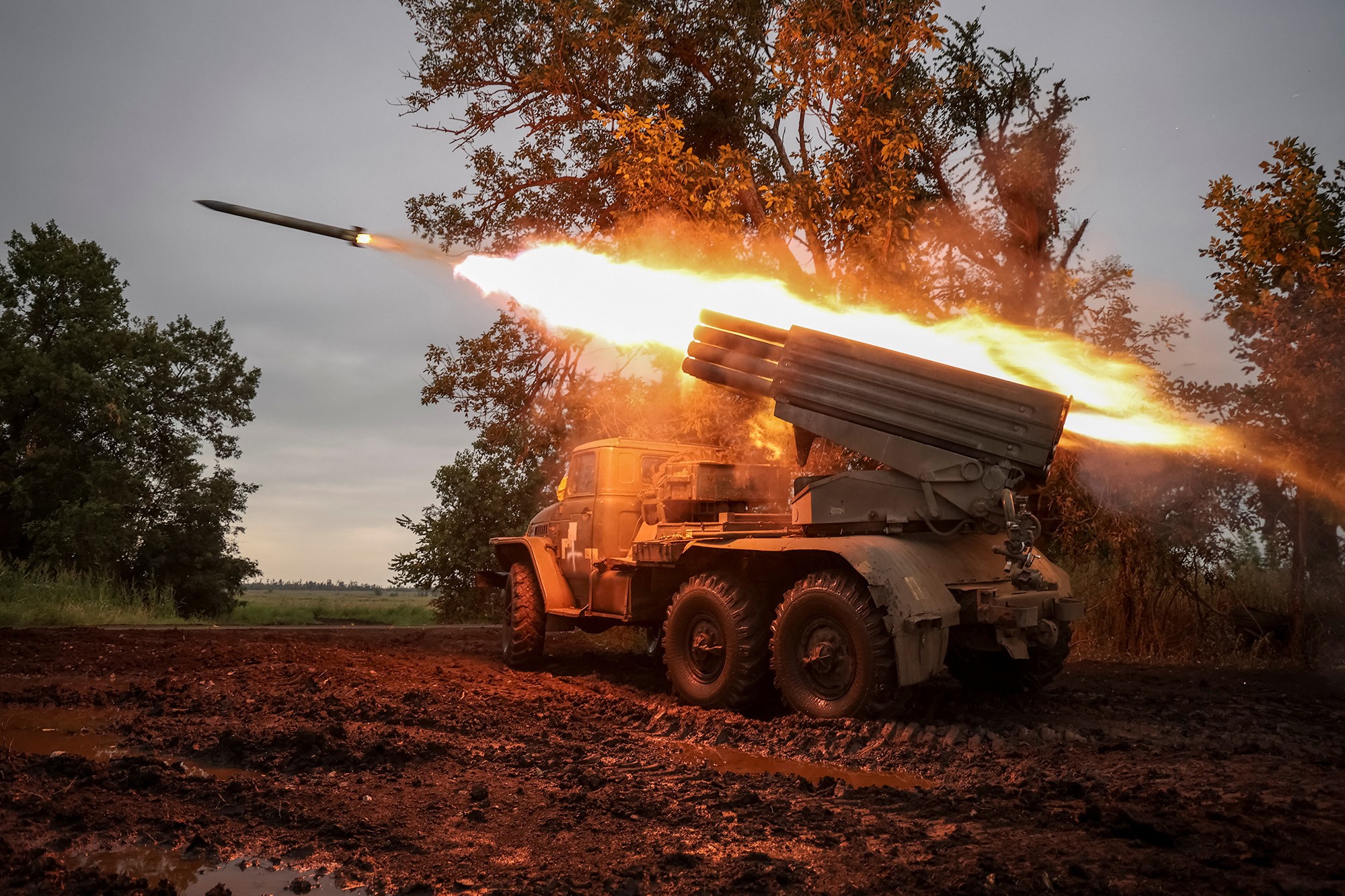 Quân đội Ukraine nã pháo phóng loạt ở tiền tuyến Donetsk (ảnh: Reuters)