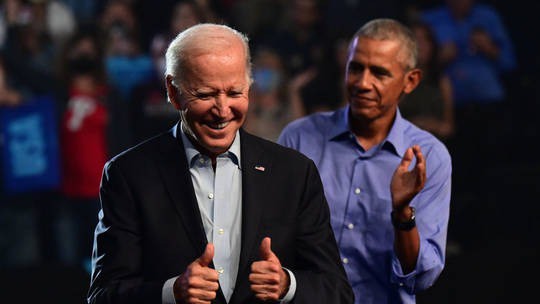 Ông Obama (phải) và ông Biden trong một sự kiện ở thành phố Philadelphia, bang Pennsylvania vào tháng 11/2022. Ảnh: Getty